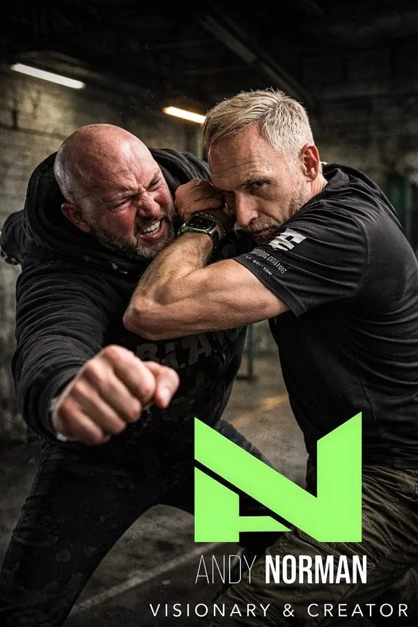 Actionfoto: Andy Norman, Gründer von Defence Lab, beim Training mit einem Partner – Schriftzug „Andy Norman, Visionary & Creator“