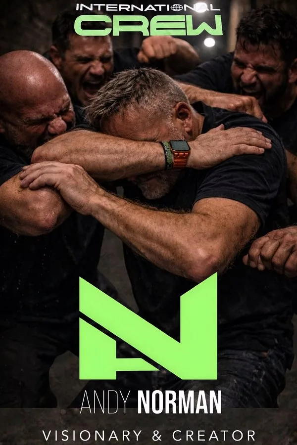 Nahaufnahme verschränkter Arme beim Grappling-Training – Kampagnenmotiv „Das VerteidigungsLABOR“ von Andy Norman