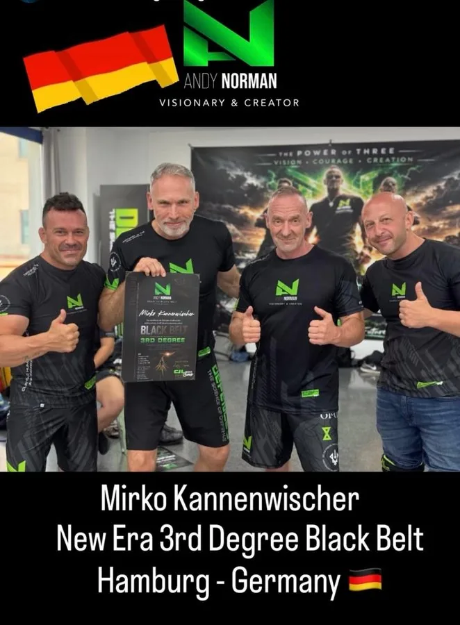 Foto von Mirko Kannenwischer mit Zertifikat und drei weiteren Defence-Lab-Trainern bei der Verleihung des 3. Black Belt in Hamburg